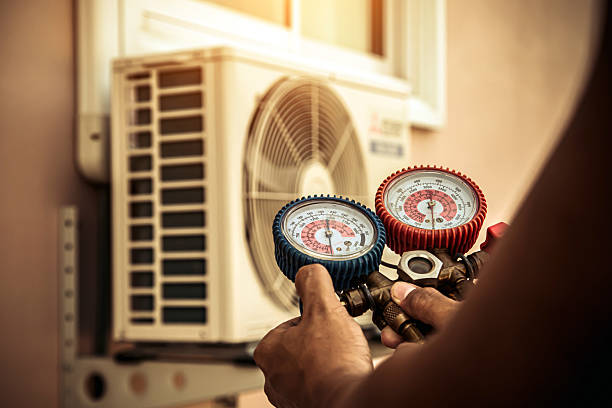 Professional Hvac technician working in Hamilton, IL
